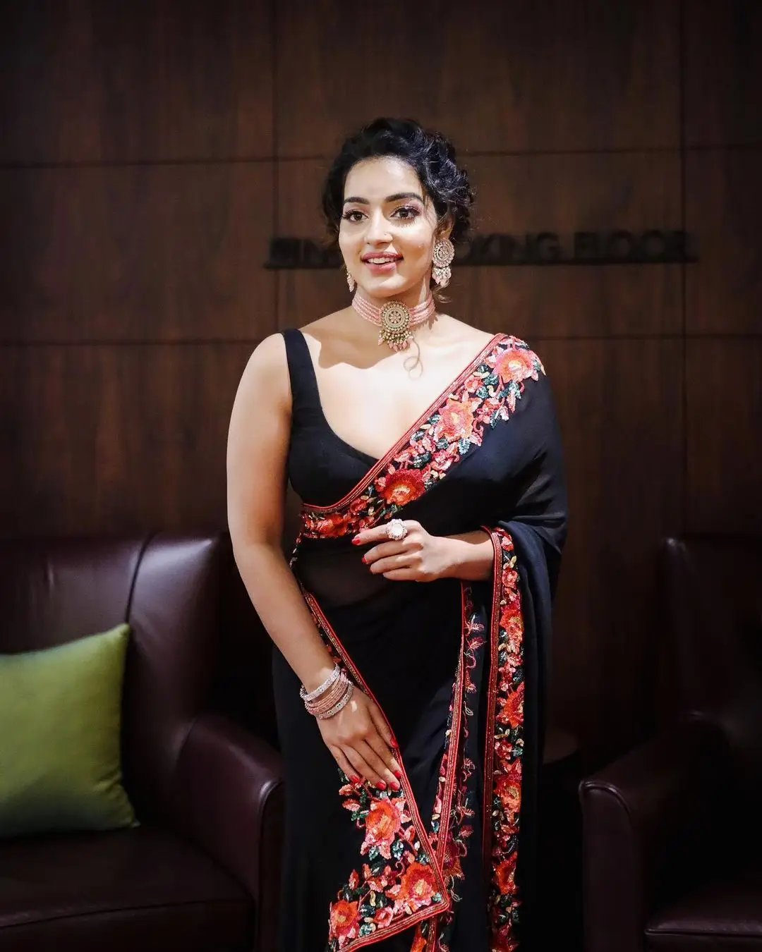 MALAYALAM ACTRESS MALAVIKA MENON IN BLACK SAREE SLEEVELESS BLOUSE 6